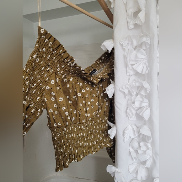 the off shoulder top - Picture 3 of 4